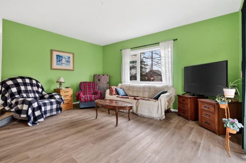 209 Sunset Boulevard Sw, Diamond Valley, AB - Indoor Photo Showing Bedroom