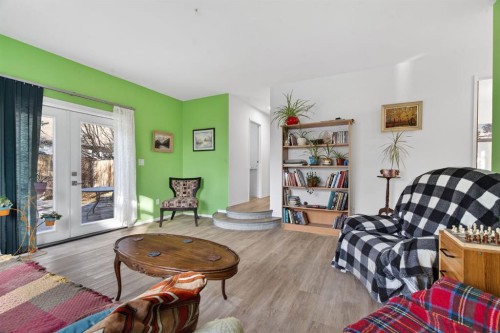 209 Sunset Boulevard Sw, Diamond Valley, AB - Indoor Photo Showing Living Room