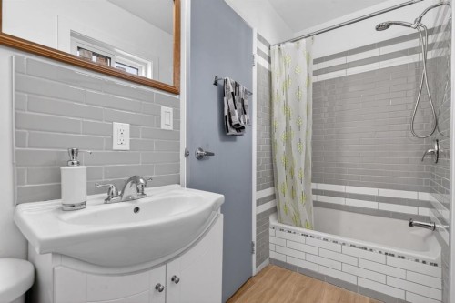 209 Sunset Boulevard Sw, Diamond Valley, AB - Indoor Photo Showing Bathroom