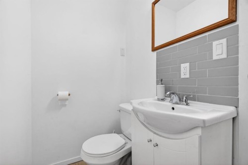 209 Sunset Boulevard Sw, Diamond Valley, AB - Indoor Photo Showing Bathroom