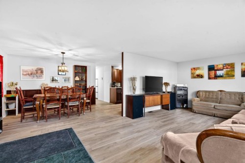 209 Sunset Boulevard Sw, Diamond Valley, AB - Indoor Photo Showing Living Room