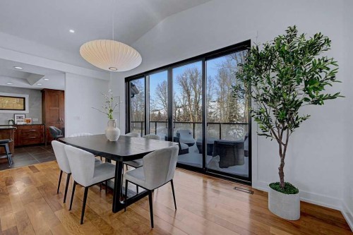 7220 Bow Crescent Nw, Calgary, AB - Indoor Photo Showing Dining Room