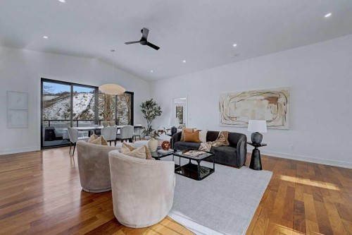 7220 Bow Crescent Nw, Calgary, AB - Indoor Photo Showing Living Room