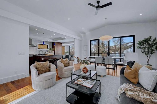 7220 Bow Crescent Nw, Calgary, AB - Indoor Photo Showing Living Room