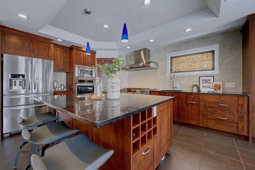 7220 Bow Crescent Nw, Calgary, AB - Indoor Photo Showing Kitchen With Stainless Steel Kitchen With Upgraded Kitchen