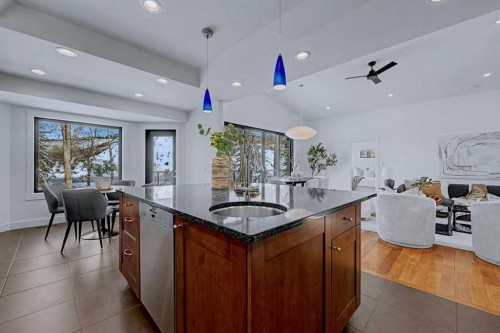 7220 Bow Crescent Nw, Calgary, AB - Indoor Photo Showing Kitchen