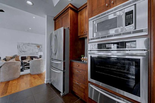 7220 Bow Crescent Nw, Calgary, AB - Indoor Photo Showing Kitchen With Stainless Steel Kitchen