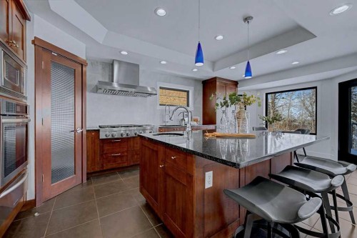 7220 Bow Crescent Nw, Calgary, AB - Indoor Photo Showing Kitchen With Upgraded Kitchen