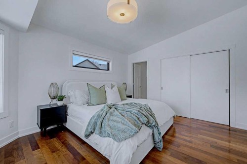 7220 Bow Crescent Nw, Calgary, AB - Indoor Photo Showing Bedroom