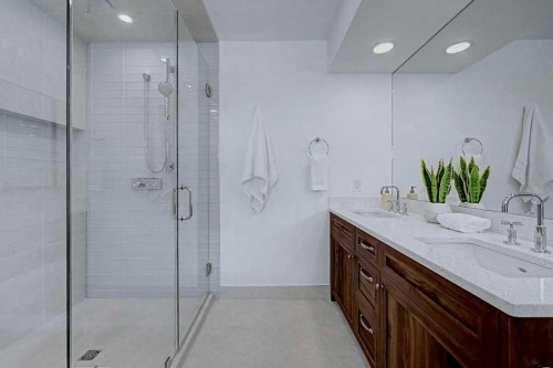 7220 Bow Crescent Nw, Calgary, AB - Indoor Photo Showing Bathroom