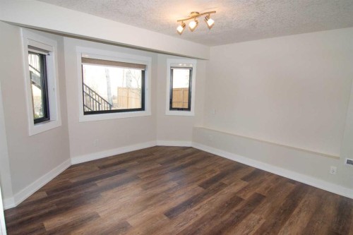 7220 Bow Crescent Nw, Calgary, AB - Indoor Photo Showing Other Room
