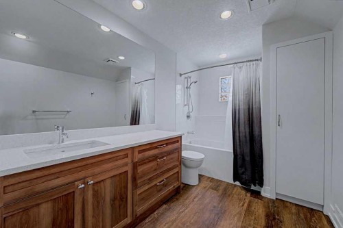 7220 Bow Crescent Nw, Calgary, AB - Indoor Photo Showing Bathroom