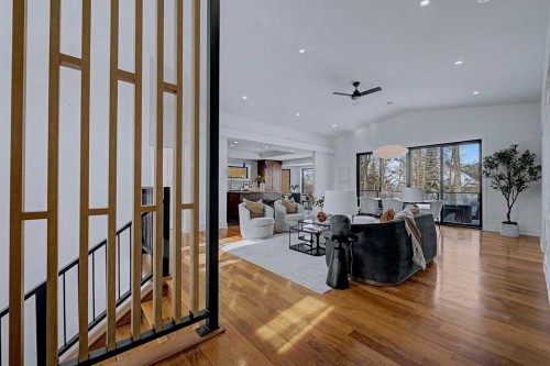 7220 Bow Crescent Nw, Calgary, AB - Indoor Photo Showing Other Room