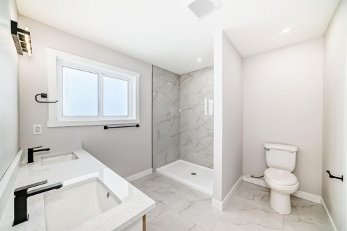 1947 Mccaskill Drive, Crossfield, AB - Indoor Photo Showing Bathroom