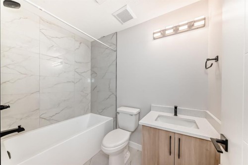 1947 Mccaskill Drive, Crossfield, AB - Indoor Photo Showing Bathroom
