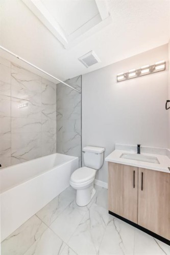 1947 Mccaskill Drive, Crossfield, AB - Indoor Photo Showing Bathroom
