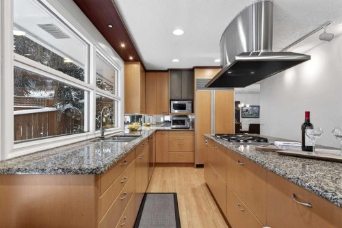 6913 Leaside Drive Sw, Calgary, AB - Indoor Photo Showing Kitchen With Double Sink With Upgraded Kitchen