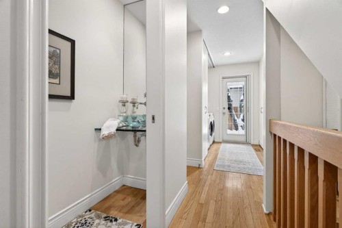 6913 Leaside Drive Sw, Calgary, AB - Indoor Photo Showing Other Room