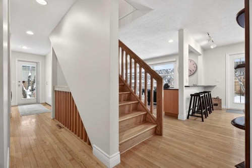 6913 Leaside Drive Sw, Calgary, AB - Indoor Photo Showing Other Room