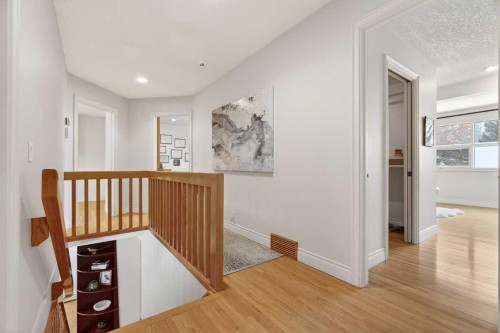 6913 Leaside Drive Sw, Calgary, AB - Indoor Photo Showing Other Room