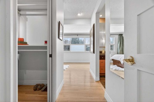 6913 Leaside Drive Sw, Calgary, AB - Indoor Photo Showing Other Room