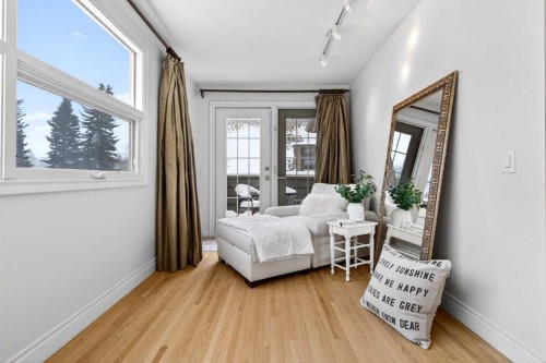 6913 Leaside Drive Sw, Calgary, AB - Indoor Photo Showing Bedroom