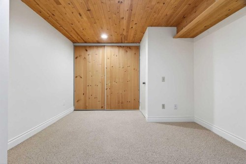 6913 Leaside Drive Sw, Calgary, AB - Indoor Photo Showing Other Room