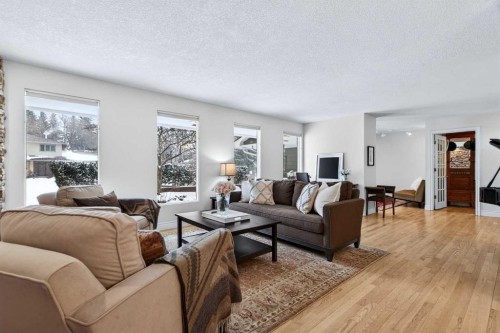 6913 Leaside Drive Sw, Calgary, AB - Indoor Photo Showing Living Room