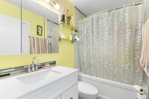 653 Macewan Drive, Carstairs, AB - Indoor Photo Showing Bathroom