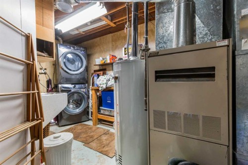 653 Macewan Drive, Carstairs, AB - Indoor Photo Showing Laundry Room