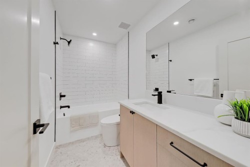 417 22 Avenue Nw, Calgary, AB - Indoor Photo Showing Bathroom
