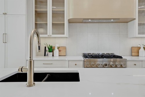 417 22 Avenue Nw, Calgary, AB - Indoor Photo Showing Kitchen