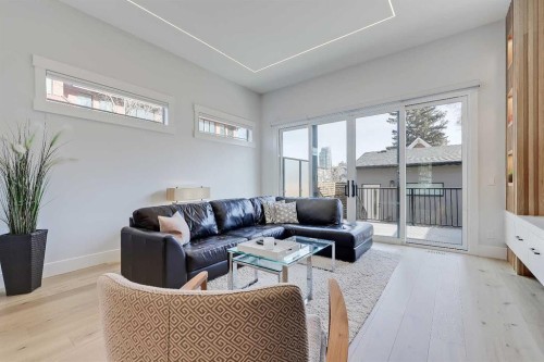 1902 13 Street Sw, Calgary, AB - Indoor Photo Showing Living Room