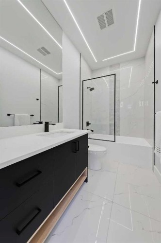 1902 13 Street Sw, Calgary, AB - Indoor Photo Showing Bathroom