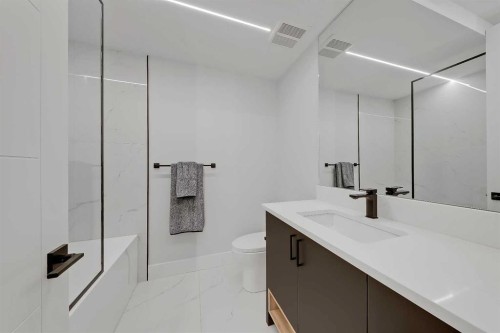 1902 13 Street Sw, Calgary, AB - Indoor Photo Showing Bathroom