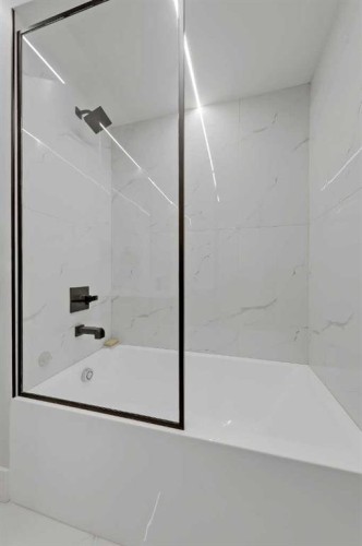 1902 13 Street Sw, Calgary, AB - Indoor Photo Showing Bathroom