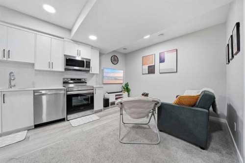 704 Creekstone Circle Sw, Calgary, AB - Indoor Photo Showing Kitchen
