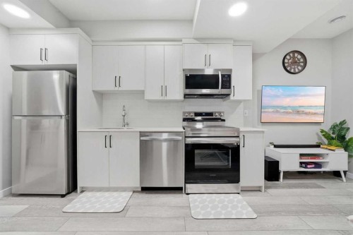 704 Creekstone Circle Sw, Calgary, AB - Indoor Photo Showing Kitchen