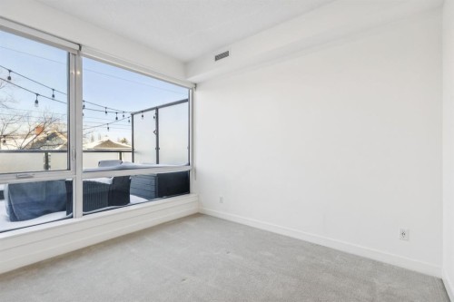 210-301 10 Street Nw, Calgary, AB - Indoor Photo Showing Other Room