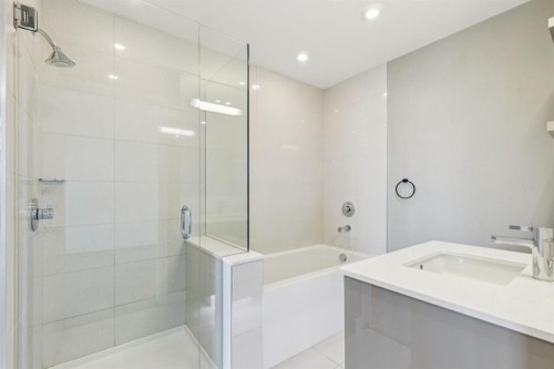 210-301 10 Street Nw, Calgary, AB - Indoor Photo Showing Bathroom