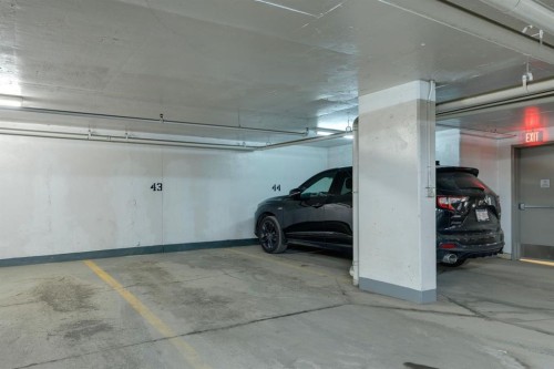 210-301 10 Street Nw, Calgary, AB - Indoor Photo Showing Garage