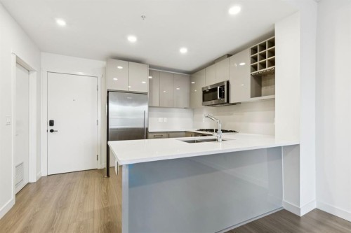 210-301 10 Street Nw, Calgary, AB - Indoor Photo Showing Kitchen With Double Sink With Upgraded Kitchen