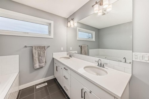 58 Sage Bluff View Nw, Calgary, AB - Indoor Photo Showing Bathroom