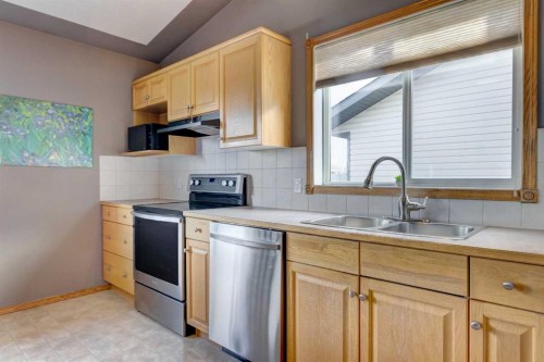 15 Strathford Close, Strathmore, AB - Indoor Photo Showing Kitchen With Double Sink