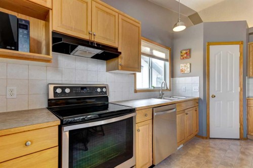 15 Strathford Close, Strathmore, AB - Indoor Photo Showing Kitchen With Double Sink