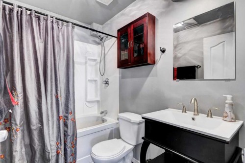 15 Strathford Close, Strathmore, AB - Indoor Photo Showing Bathroom