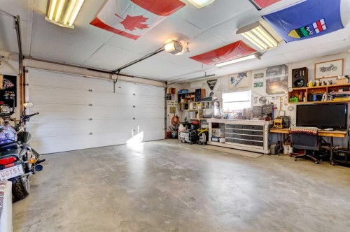15 Strathford Close, Strathmore, AB - Indoor Photo Showing Garage