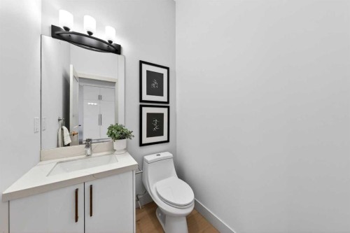 5239 22 Avenue Nw, Calgary, AB - Indoor Photo Showing Bathroom