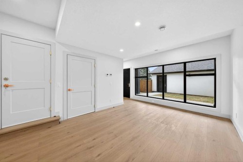 5239 22 Avenue Nw, Calgary, AB - Indoor Photo Showing Other Room