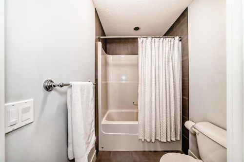 28 Ranchers Manor, Okotoks, AB - Indoor Photo Showing Bathroom